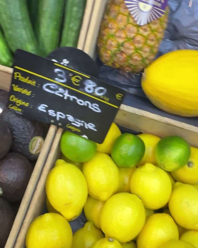 Citrons jaunes, citrons verts et avocats, avec l'ardoise des citrons d'Espagne.